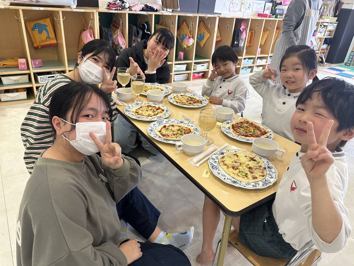 daikenkenken's tweet photo. 【オープンキャンパス】
こどもたちとクッキングをしました👩‍🍳💕

今日はピザパーティ🍕✨
生地にトマトソースを塗って
好きな具材をトッピングをしましたよ🫶

こどもたちに「ピザってどこの国の食べ物か知ってる？？」と聞くと
「泉大津！」と答えが返ってきました😆

#大阪健康ほいく専門学校 https://t.co/A1L1tkXARU