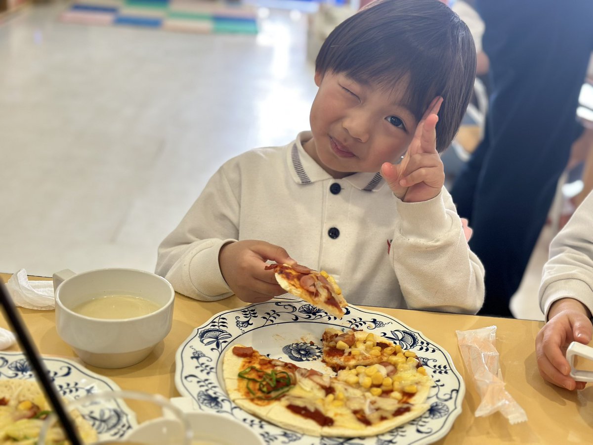 daikenkenken's tweet photo. 【オープンキャンパス】
こどもたちとクッキングをしました👩‍🍳💕

今日はピザパーティ🍕✨
生地にトマトソースを塗って
好きな具材をトッピングをしましたよ🫶

こどもたちに「ピザってどこの国の食べ物か知ってる？？」と聞くと
「泉大津！」と答えが返ってきました😆

#大阪健康ほいく専門学校 https://t.co/A1L1tkXARU
