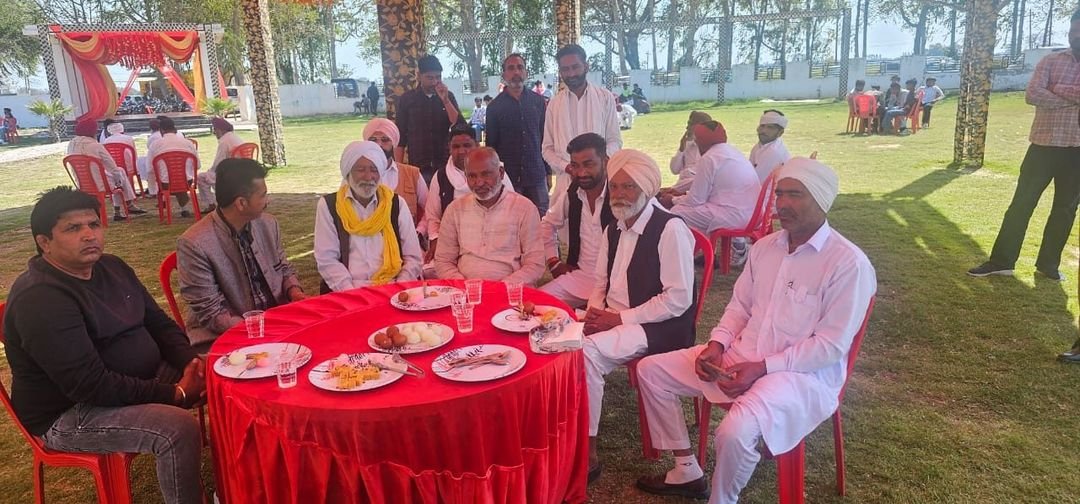 lakshmannapa's tweet photo. रतिया रोड़ हांसपुर स्थित #श्रृंगार रिसोर्ट्स में बीराबदी निवासी सरदार #भगवान दास धर्मसोत जी की सुपुत्रियों के #विवाह समारोह में शिरकत कर शुभकामनाएं प्रेषित की | विवाह समारोह में उपस्थित अपने साथियों से मुलाकात कर सकारात्मक चर्चा की |
#marriage #samaroh https://t.co/6sqVeObITS