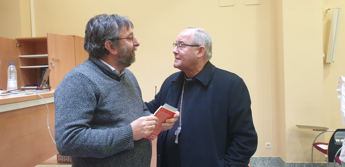 caritasto's tweet photo. Con el rezo de la hora intermedia ha comenzado la III Jornada de Laicado y Caridad con Patxi Velasco "Fano". @Obispofcerro nuestro arzobispo de #Toledo,  manifiesta en la inauguración que " Fano se ha convertido en el teólogo de la pintura". @postoladoseglar https://t.co/LoKc38T90g