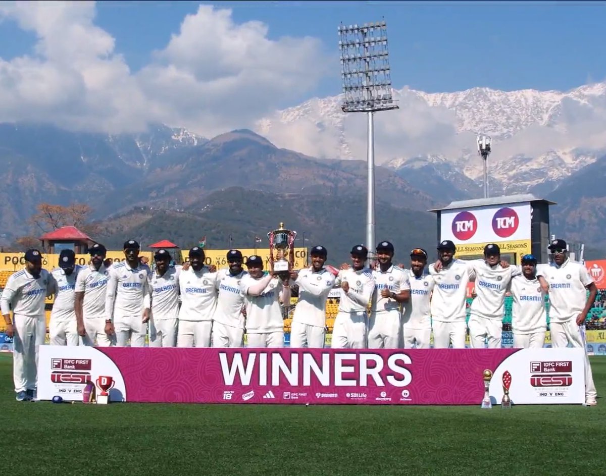 #IndvEng TEAM INDIA with the Trophy after winning the series