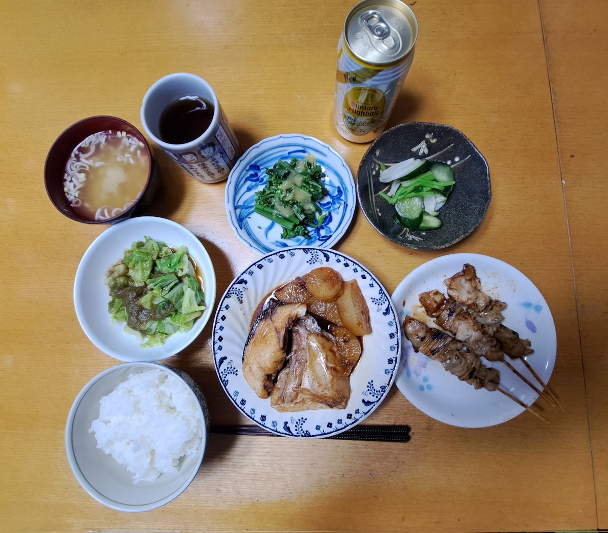 今日の晩御飯 何時も質素～～～ 1.ぶり大根 2.焼き鳥 3.菜花おひたし(からし酢味噌) 4.春キャベツ(とろろ昆布)和え物 5.浅漬け(かぶ) 6.味噌汁 7.サントリー角ハイボール