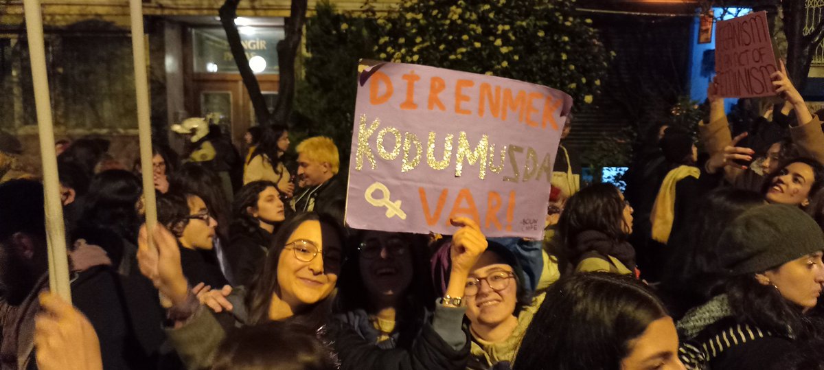 bounufk's tweet photo. 8 Mart'ta sokakları dayanışmamızla kuşattık. İsyanımızın rengi aydınlattı geceyi ✨️

Mücadelemiz özerk, demokratik, feminist üniversiteyi kurana dek sürecek. 

Kampüslerde, sokaklarda, meydanlarda buluşmak üzere ♀️🌈 https://t.co/hl0QEwFxuQ