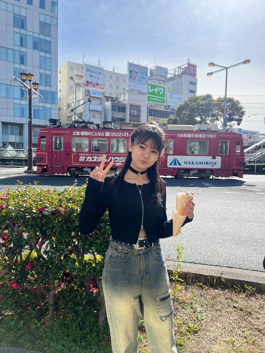 iyoda_ayane's tweet photo. 路面電車とクレープとあや

豊橋駅の近くにある
クレープ屋さんめっちゃ好きです

#ロジャー #路面電車 #伊予田あや #クレープ https://t.co/y7ZzqBsBuB