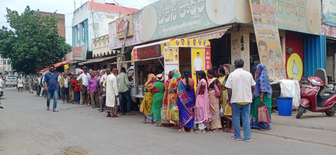 Venigandla_Help's tweet photo. ఈ రోజు(09-03-2024) గుడివాడ, మార్కెట్ సెంటర్ వద్ద తెలుగుదేశం పార్టీ ఇంచార్జ్  వెనిగండ్ల రాము గారి ఆధ్వర్యంలో, వెనిగండ్ల ఫౌండేషన్ ద్వారా మొబైల్ అన్నకాంటీన్ అన్నదాన కార్యక్రమం నిర్వహించడం జరిగింది.

#GudivadaAnnaCanteen #Annacanteen #AnnaCanteenGudivada #VenigandlaRamu  #GudivadaTDP https://t.co/MgwQbqrHSf