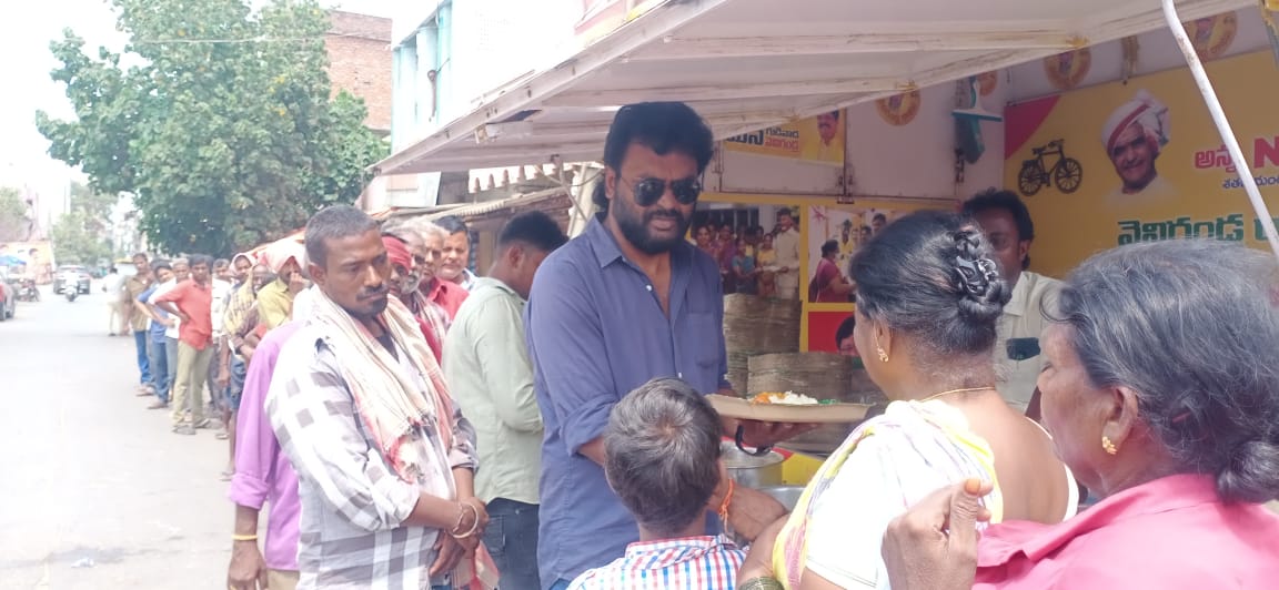 Venigandla_Help's tweet photo. ఈ రోజు(09-03-2024) గుడివాడ, మార్కెట్ సెంటర్ వద్ద తెలుగుదేశం పార్టీ ఇంచార్జ్  వెనిగండ్ల రాము గారి ఆధ్వర్యంలో, వెనిగండ్ల ఫౌండేషన్ ద్వారా మొబైల్ అన్నకాంటీన్ అన్నదాన కార్యక్రమం నిర్వహించడం జరిగింది.

#GudivadaAnnaCanteen #Annacanteen #AnnaCanteenGudivada #VenigandlaRamu  #GudivadaTDP https://t.co/MgwQbqrHSf