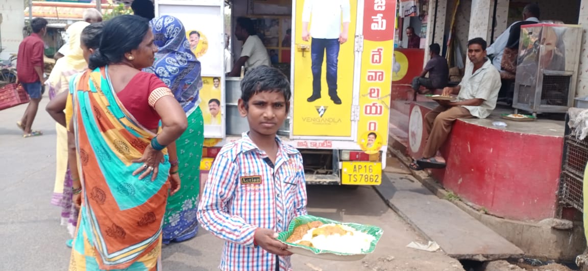 Venigandla_Help's tweet photo. ఈ రోజు(09-03-2024) గుడివాడ, మార్కెట్ సెంటర్ వద్ద తెలుగుదేశం పార్టీ ఇంచార్జ్  వెనిగండ్ల రాము గారి ఆధ్వర్యంలో, వెనిగండ్ల ఫౌండేషన్ ద్వారా మొబైల్ అన్నకాంటీన్ అన్నదాన కార్యక్రమం నిర్వహించడం జరిగింది.

#GudivadaAnnaCanteen #Annacanteen #AnnaCanteenGudivada #VenigandlaRamu  #GudivadaTDP https://t.co/MgwQbqrHSf