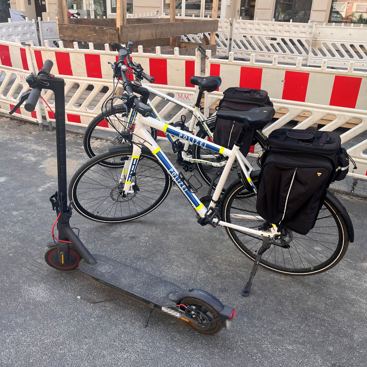 polizeiberlin's tweet image. Ein 41-Jähriger zog gestern in #Wilmersdorf die Aufmerksamkeit der #Fahrradstreife unseres #A24 auf sich, weil er mit einem seit 2 Jahren abgelaufenen Kennzeichen mit einem #EScooter auf dem Gehweg fuhr. Das Gefährt war zudem wohl manipuliert und wurde sichergestellt.
^tsm