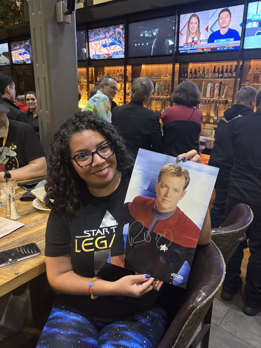 Amazing @CreationEnt trivia prizes at the #STSF Day 1 afterparty!!!!! 🖖 #StarTrek @RyanTGHusk