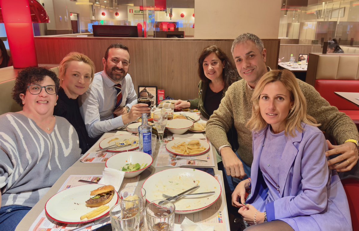 anderecano's tweet photo. No hay nada más bonito en la vida, que disfrutar de buenos momentos con gente a la que quieres. #amigos https://t.co/Flf4hM7rOR
