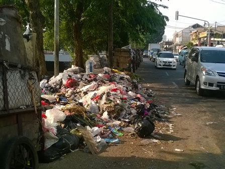 1121Andreas's tweet photo. @CNNIndonesia @DKIJakarta mohon interospeksi, tradisi penimbunan sampah di pinggir jalan sdh bertahun tahun tp tdk ada satupun gubernur yg bisa melakukan perubahan. Jgn ada yg reply : laporkan aja ke JAKI, krn ga mgkn tiap hari hrs dilaporkan! Tradisi Ini sdh seharusnya di rubah https://t.co/Oo4eLupvZE