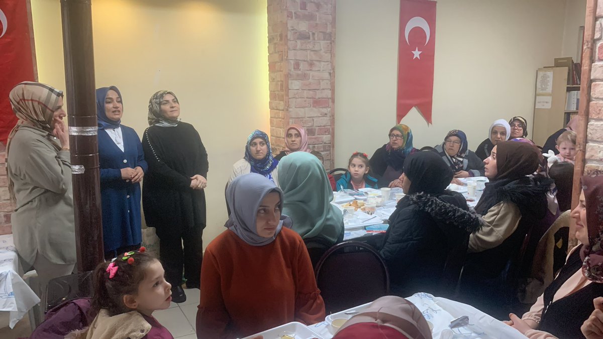 Kadın Kollarımız ziyaretlerine devam ediyor. Samsunlular Derneği ile bir araya gelen Kadın Kollarımız, Samsunlular Derneği’nin düzenlediği kahvaltı programına katıldı. Davetleri için Dernek Başkanı ve katılım sağlayan tüm üyelerine teşekkür ederiz. #BirlikteYöneteceğiz