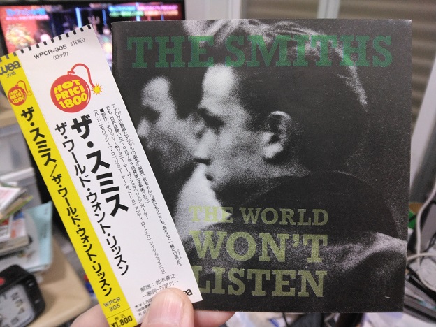 ザ・スミスの国内版ＣＤの帯のコピーが好き。The Smiths「THE WORLD WON’T LISTEN」。「アナログ（ＬＰ）の最後とデジタル（ＣＤ）の誕生の狭間で気をもんだ。僕らもスミスも、あそこで一緒に彷徨った。でも、世界は聴いた。（１９８７年３月発表（全英第２位））」。