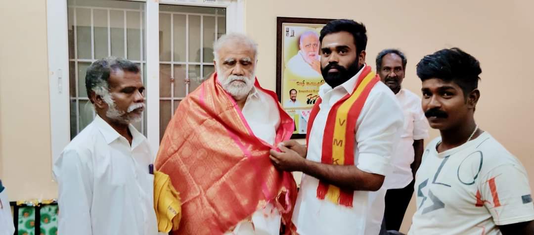 vmkkarur's tweet photo. 1/3 திண்டுக்கல் நாடாளுமன்ற தொகுதியை வெள்ளாளர் பிள்ளைமார் சமூகத்திற்கு ஒதுக்க வேண்டும் திமுக மாநில துணை பொதுச்செயலாளர் ஊரக உள்ளாட்சித் துறை அமைச்சர் ஐ பெரியசாமி அவர்களை நேரடியாக சந்தித்து வெள்ளாளர் முன்னேற்றக் கழகத்தின் மாநில தகவல் தொழில்நுட்ப பிரிவு செயலாளர் https://t.co/VIDTuKiPLU