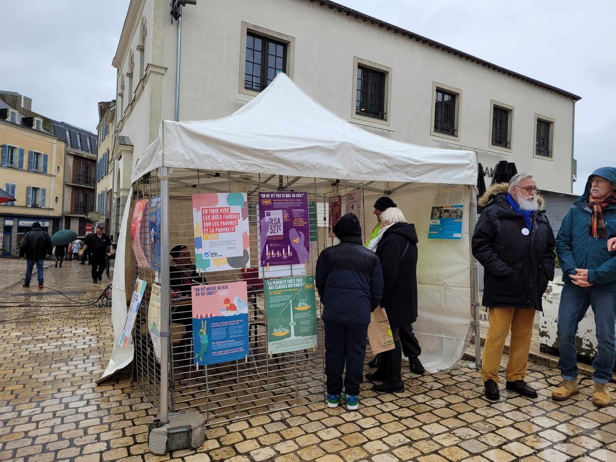 Rien n'arrête les militants @Und53 . Malgré la pluie, @LindaSegmain représente @LaGom53 et @ComiteFS53 avec les assos du collectif, sur le marché de @Laval_la_Ville, pour lancer les semaines d'éducation contre les discriminations et rappeler que 'Discriminer est un délit.