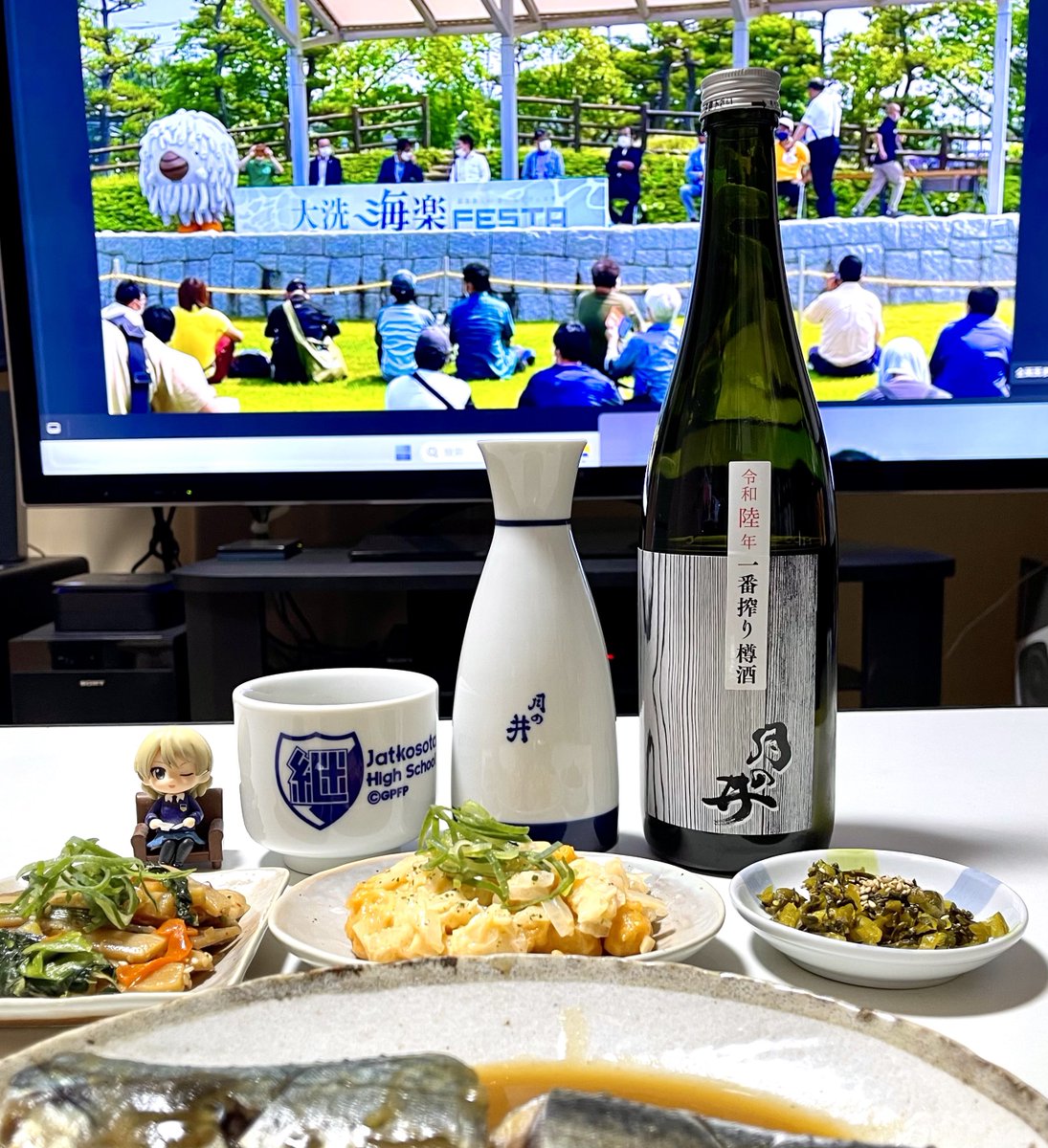 「今夜は月の井酒造さんの「一番搾り樽酒」を燗酒で頂きますー!!お燗にするとお米の味」|おまちのイラスト