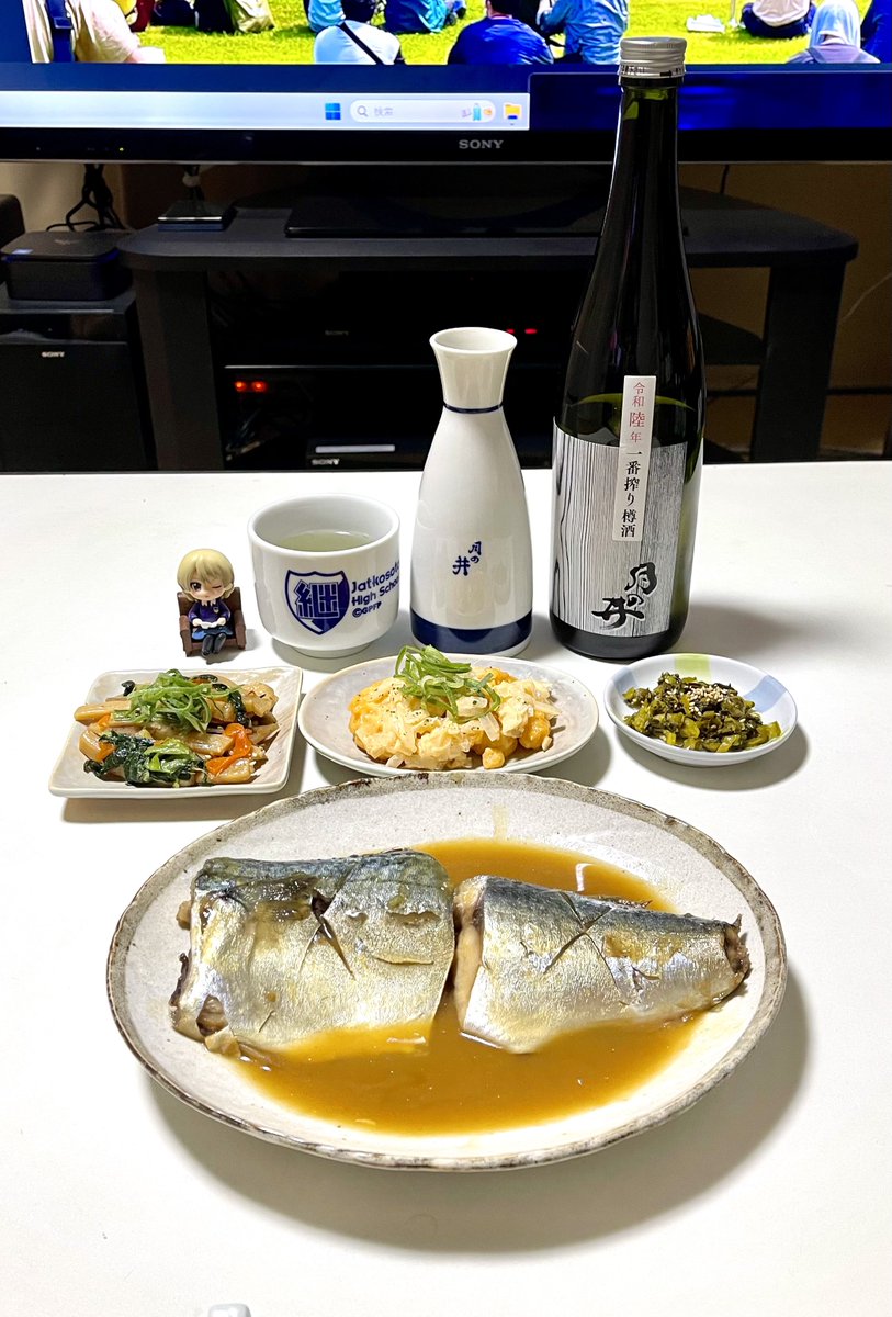 「今夜は月の井酒造さんの「一番搾り樽酒」を燗酒で頂きますー!!お燗にするとお米の味」|おまちのイラスト