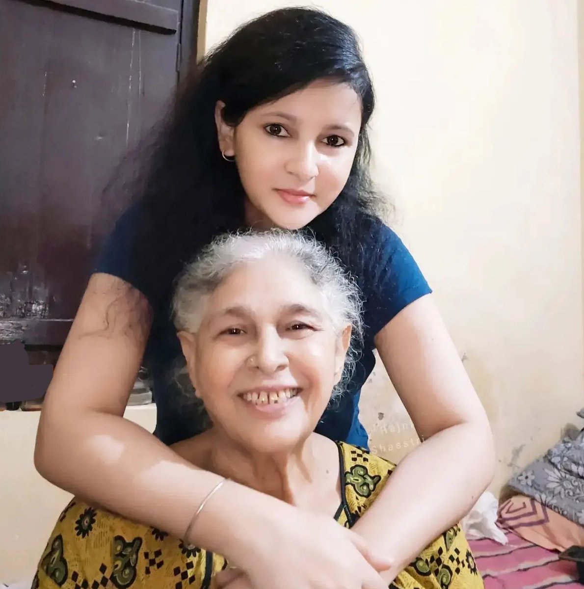 secret_rajni's tweet photo. @InOrionChocoPie #MomentForMe #OrionChocoPie #WomensDay @InOrionChocoPie 
Honestly, I hardly get me-time bcoz my mother @k50devi ji has osteoarthritis &amp; she can't walk properly so I have to take care of her 24*7. Sorry but I can't even think of eating my favourite food alone outside when (1/n) https://t.co/LDC45CZUxC