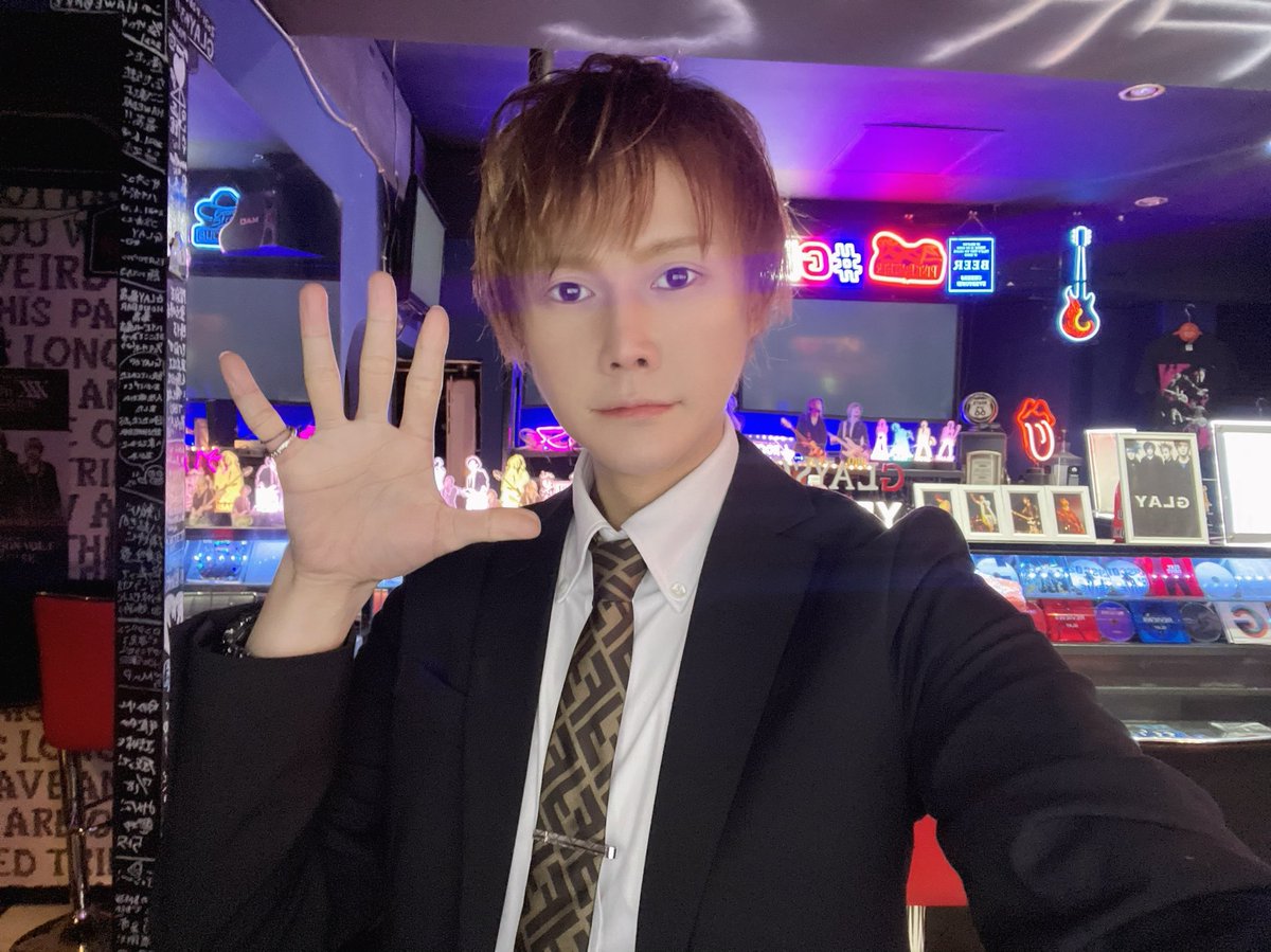 howebar's tweet photo. 3.9〈土〉5周年!
こんばんは✨
遊です^ - ^
沢山みんなに言葉を伝えたいけど文字では伝えきれません笑
今日はスピーチしようかな🎙️
皆んなでお祝いしましょう🍻
#HOWEBAR
#5周年
#GLAY
#歌舞伎町BAR
#新宿BAR https://t.co/t2K82soxov