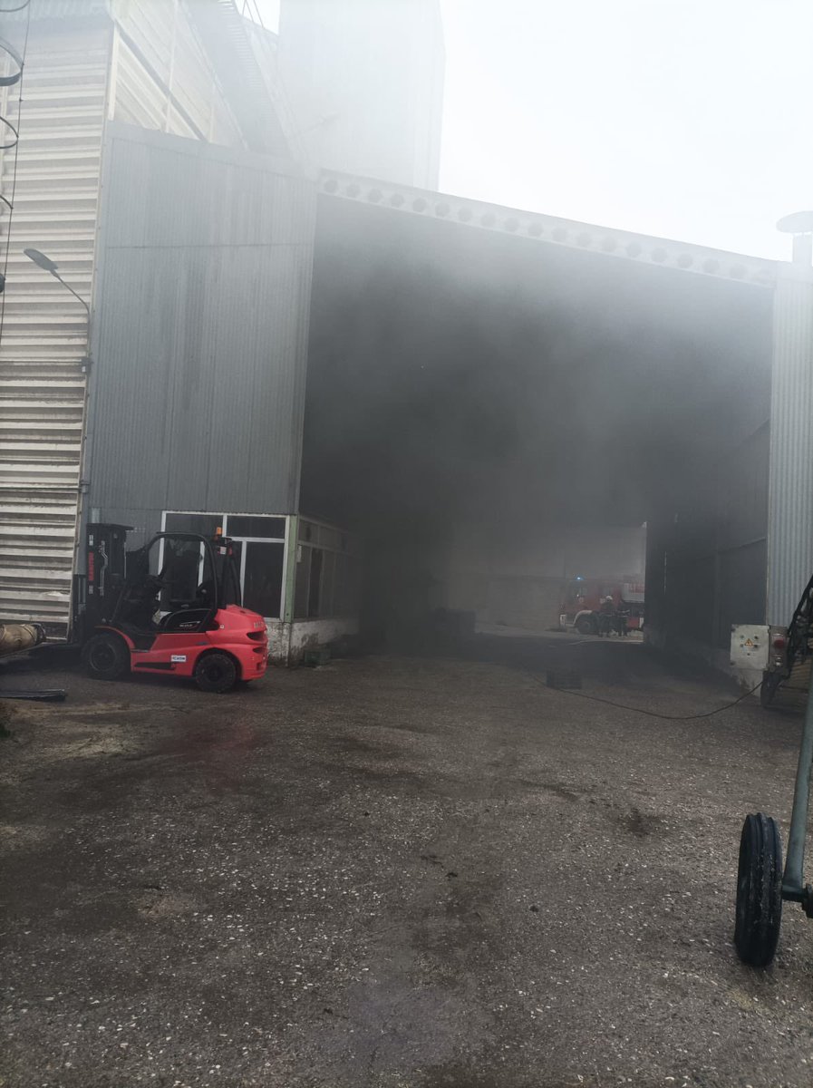 Esta madrugada se ha producido un incendio en la cooperativa San Isidro Labrador en la zona del silo del almacén de granos por causas que aún se desconocen. Una dotación de bomberos ha trabajado en el lugar para sofocar las llamas.

#incendio #Marchena