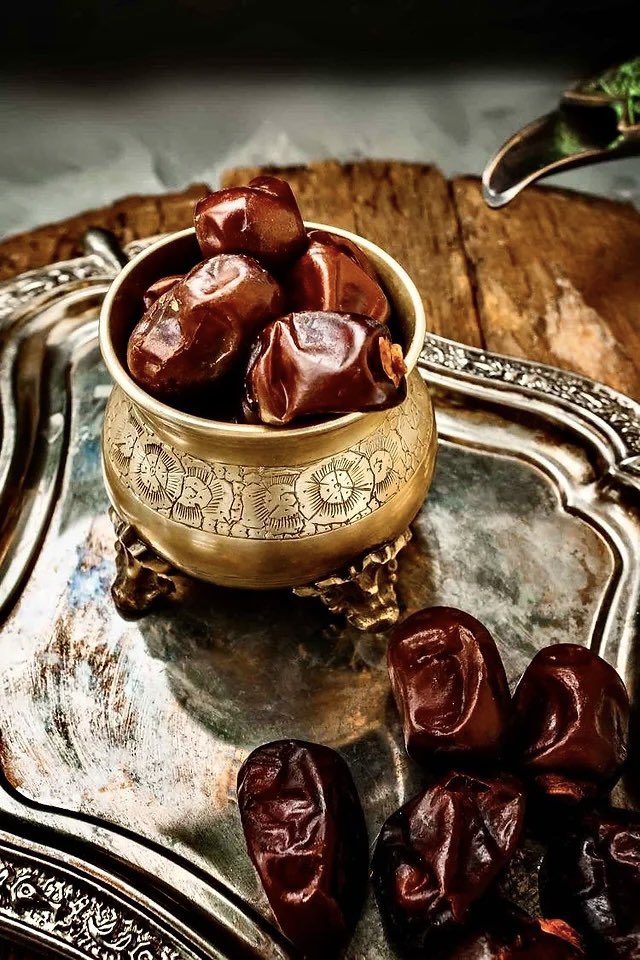 Dates are associated with fasting &amp; the month of Ramadan. The nutritious fruits are not only the start of iftar meals but also a part of many desserts prepared during the holy month.

But why are dates such an indispensable part of Ramadan food?

A thread…