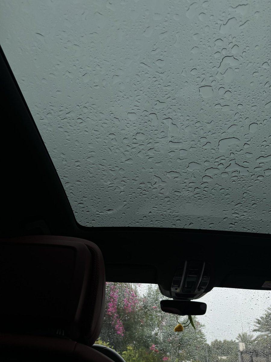 يا غيمةٍ كِل ما لِفت جابت من الفرّحة  مطر☔️