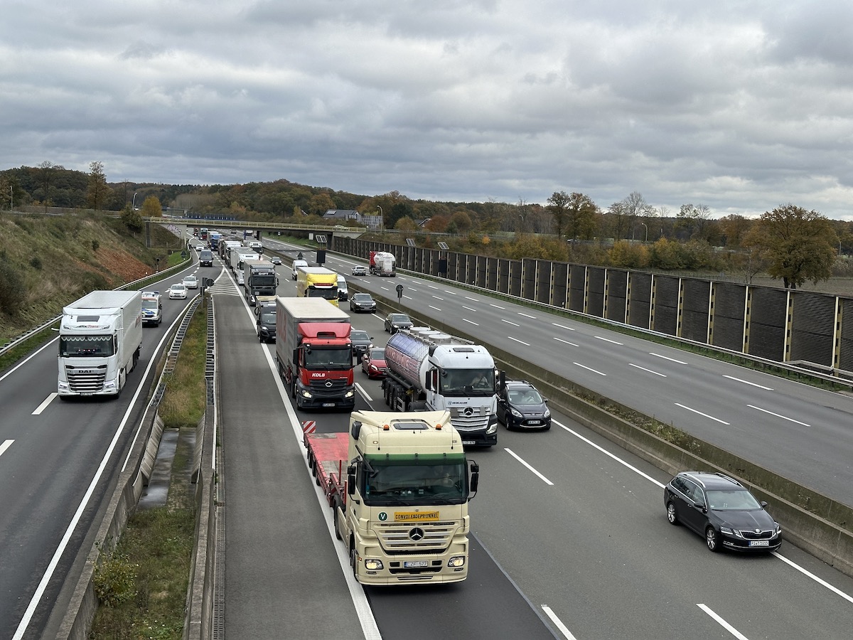 hasepost's tweet image. Das ganze Wochenende, bis in den frühen Montagmorgen, bleibt die Autobahn A1 zwischen den Anschlussstellen Bramsche und Neuenkirchen/Vörden in beiden Fahrtrichtungen voll gesperrt ... – Ohne Abo lesbar - immer! #bramsche #autobahn #a1 #stau #osnabrück

hasepost.de/vollsperrung-a…