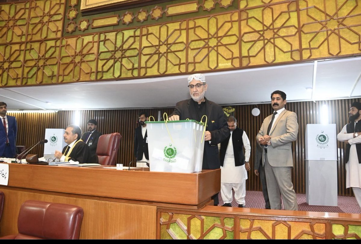 sakhtarmengal's tweet photo. ضروری نہیں کہ ہر جنگ جیتنے کے لئے لڑی جائے کبھی کبھی تاریخ کو رقم کرنے کے لئے بھی جنگیں لڑی جاتیں ہیں https://t.co/avZNolXtxh