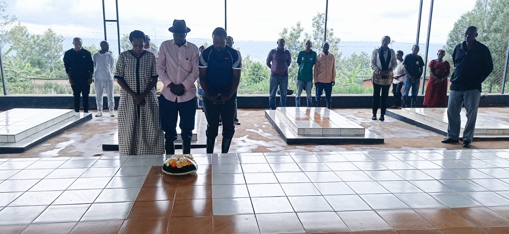 Anarwabuneza's tweet photo. Turacyabunamiye babyeyi, bavandimwe, baturanyi, nshuti, batutsi mwese mushyinguye mu rwibutso rwa @MunyagaD ya @RwamaganaDistr

Twaje kubaganiriza no gusukura aho muruhukiye. Tubazaniye izi ndabo n'amakuru y'uko u Rwanda rwabohowe.
#Kwibuka30 https://t.co/qk7HzpfmVs