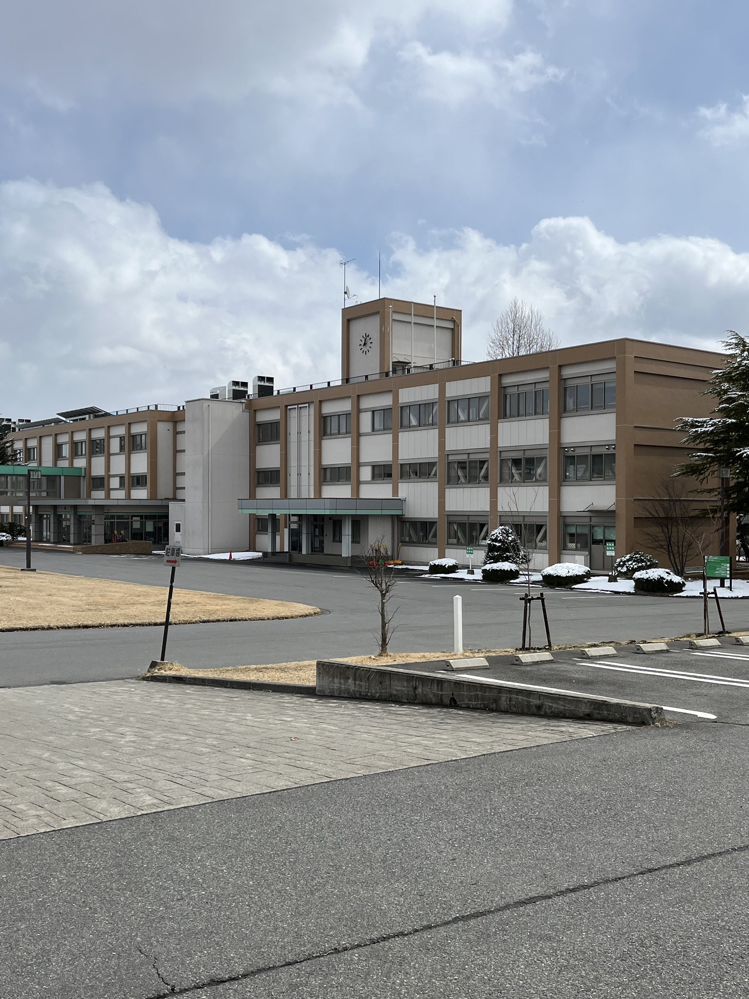 昼間に撮影された長野工業高等専門学校の一般校舎