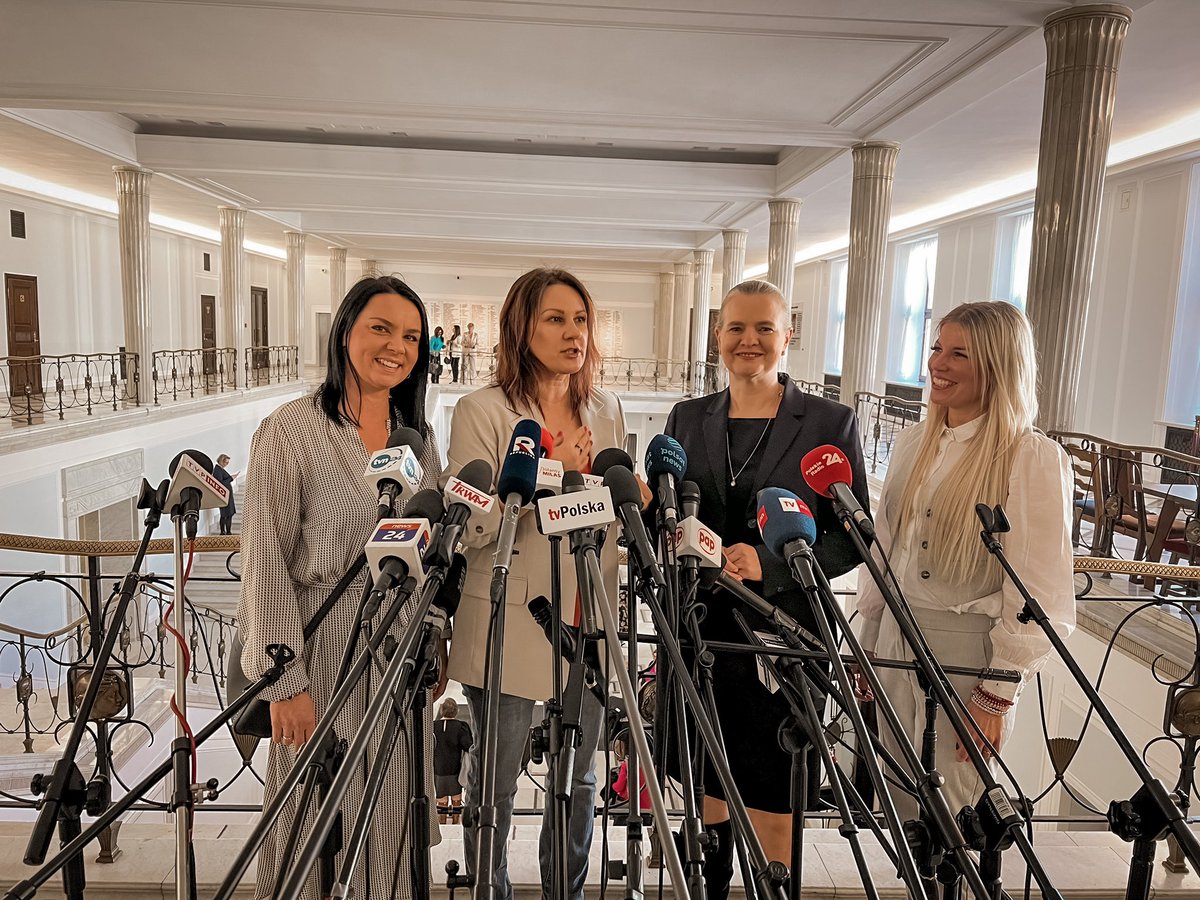 CichonAlicja's tweet photo. A wystarczy, że mińszczanki gdzieś się pokażą i już wywiady, wywiady i ten fejm 🤩
#SiłaKobiet https://t.co/LVLpJ4THX3