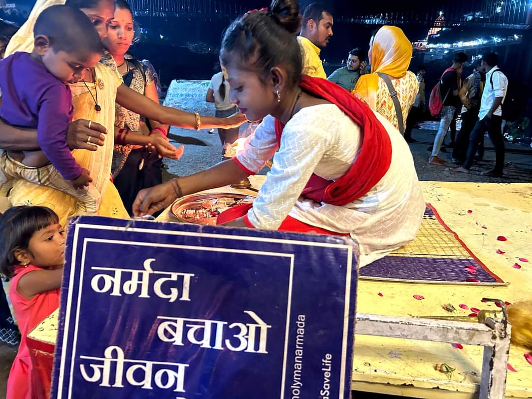 HolyMaNarmada's tweet photo. ओम्कारेश्वर 
माँ नर्मदा महाआरती.... एक ऐसी महाआरती जिसमे माँ नर्मदा के साथ भारत की समस्त नदियों की स्वच्छता का सन्देश दिया जाता है! आप भी सम्मिलित होवें माँ नर्मदा की इस भव्य महाआरती में....@HolyMaNarmada
ब्रह्मपुरी घाट ओम्कारेश्वर
@PMOIndia @DrMohanYadav51 @JansamparkMP https://t.co/msM4hkaQci