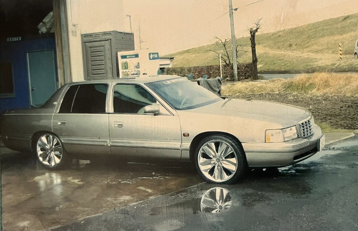 LB_MOTORZ's tweet photo. 懐かしい写真出てきた📷
15〜16年前の写真かな？LUGなキャデラックコンコース 
（本国名はDEVILLEドゥビル）の後期
珍車の不人気FFキャデだけどシャンパンゴールドのボディにLexaniの crystal 履かせただけで今見ても妙に仕上がってる感じが出てる✨
今走ってたとしてもそこそこカッコイイ気がする... https://t.co/YIjJPLook3