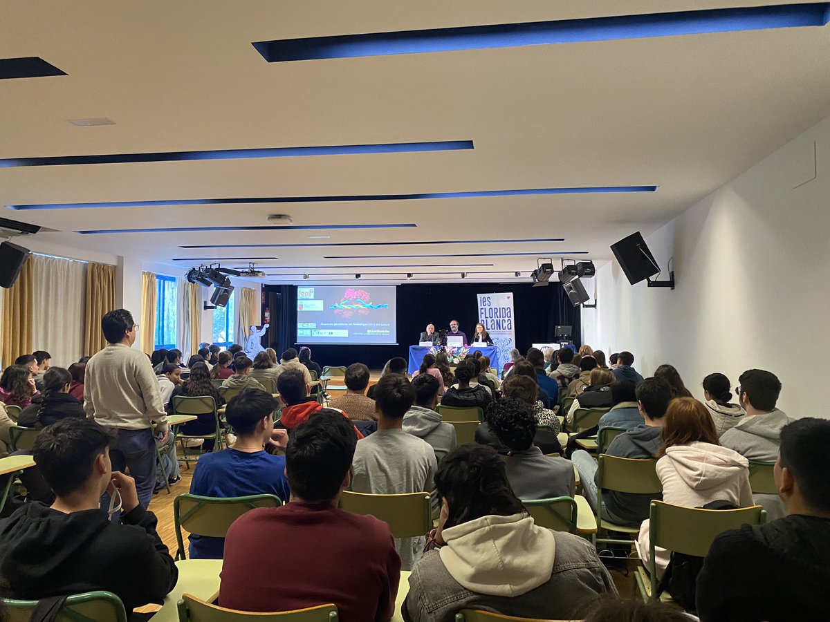 Ha sido un lujo poder contar de nuevo en  el <a href="/iesflori/">ies floridablanca</a> con D. Lluis Montoliu. 

Nos dio una fascinante charla sobre la edición genética 🧬 y algunos de nuestros alumnos pudieron hablar con él. 

Todo nuestro agradecimiento a <a href="/LluisMontoliu/">Lluis Montoliu</a> , <a href="/FemMolinaSegura/">Fem</a> y <a href="/ProgramasRM/">ProgramasRM</a>