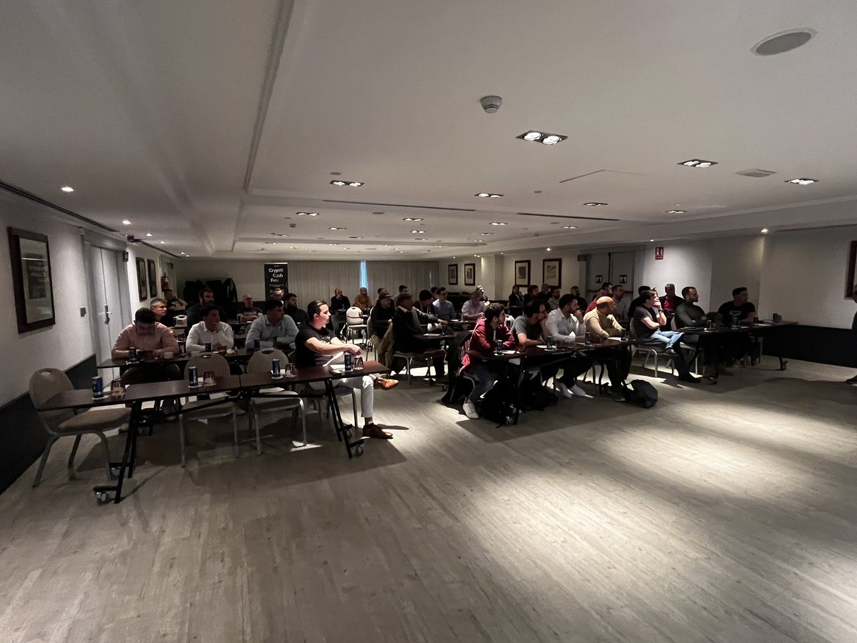 MultiversxNFTes's tweet photo. Empezamos el evento de @MultiversX @MultiversX_Esp  con @sergivip y @josefcoap  rompiendo el hielo ! https://t.co/rystfEEorW