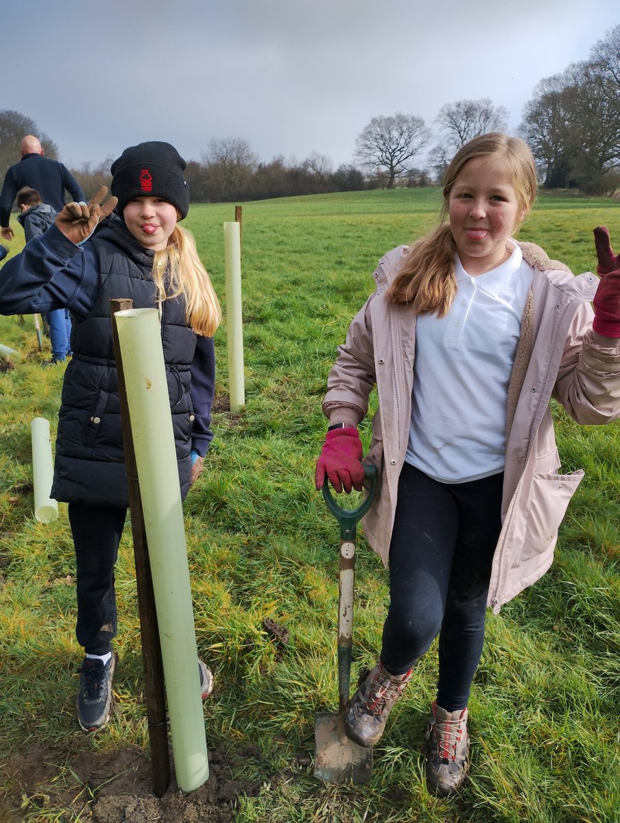 Fun with Underwood C of E junior school tree planters at Willey Wood Farm, Brinsley. Their 25 trees will help form part of a new 39ha #treesforclimate woodland @DefraGovUK @CommForests