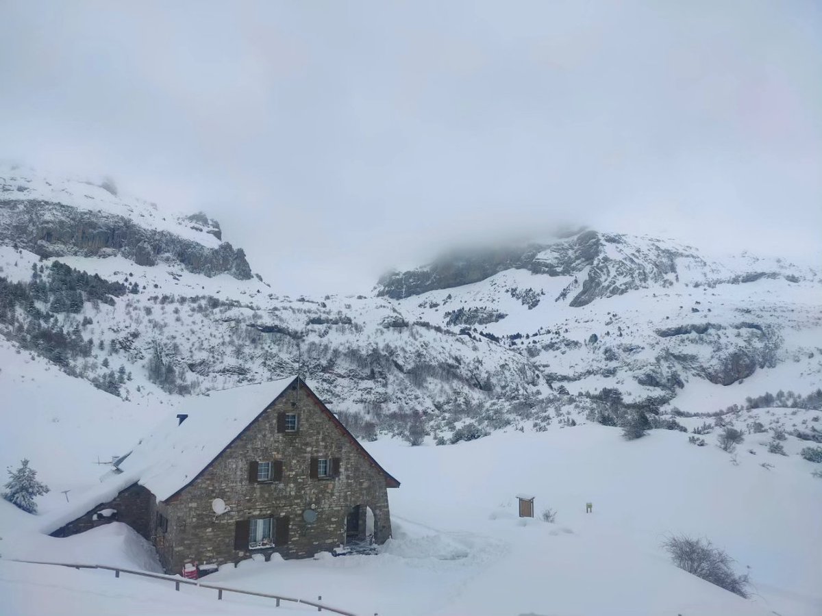 Cielos cubiertos , 120 cm en el refugio, ruedas de nieve y /o cadenas para acceder al refugio , sigue el carrusel de nevadas.....