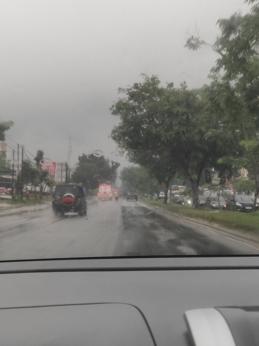 Hujan...
Enaknya ngapain yaa 🤭🤗