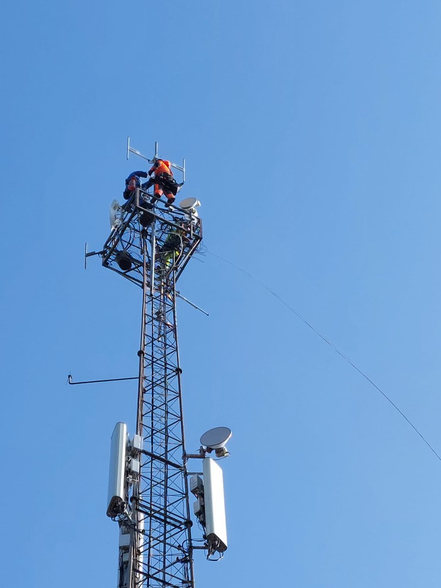 Zendinstallatie geüpgraded voor krachtigere ontvangst! Deze week is de zendinstallatie van <a href="/REGIO8/">REGIO8</a> voorzien van een gloednieuw antennesysteem! 

Monteurs van Radio Netwerk Nederland hebben hard gewerkt op 60 meter hoogte om alles te installeren.
#REGIO8 #upgrade #achterhoek