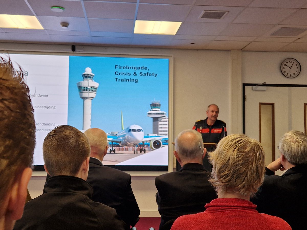 Vandaag te gast op Schiphol bijbde dag van de brandweer geschiedenis. Aftrap door <a href="/MEvers02/">MartinEvers</a> . Mooie presentatie over 75 brandweer Schiphol door Rein Hulst.