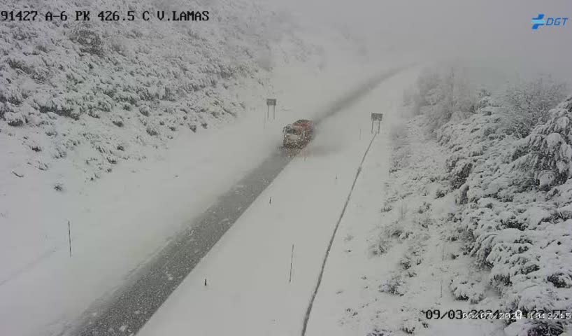BierzoDiario's tweet photo. La nieve vuelve a cortar al tráfico la A-6 en Vega de Valcarce https://t.co/E56N1E6UX4 https://t.co/Sk0qa56xto