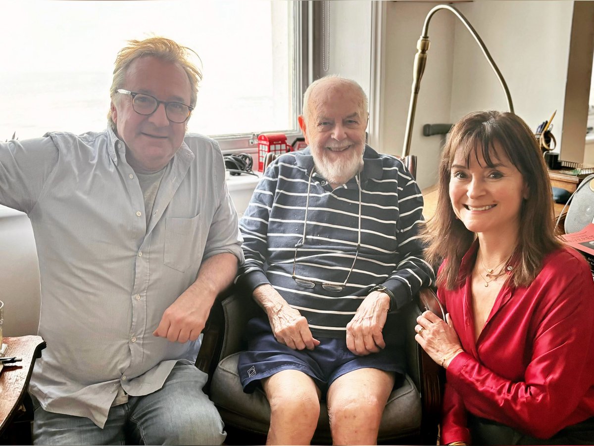 LeonieMellinger's tweet photo. Wonderful to visit my old drama school teacher from @CSSDLondon the inspirational #GeorgeHall with my friend and former co-student @RareNeilPearson https://t.co/Mn1wxaq2ds