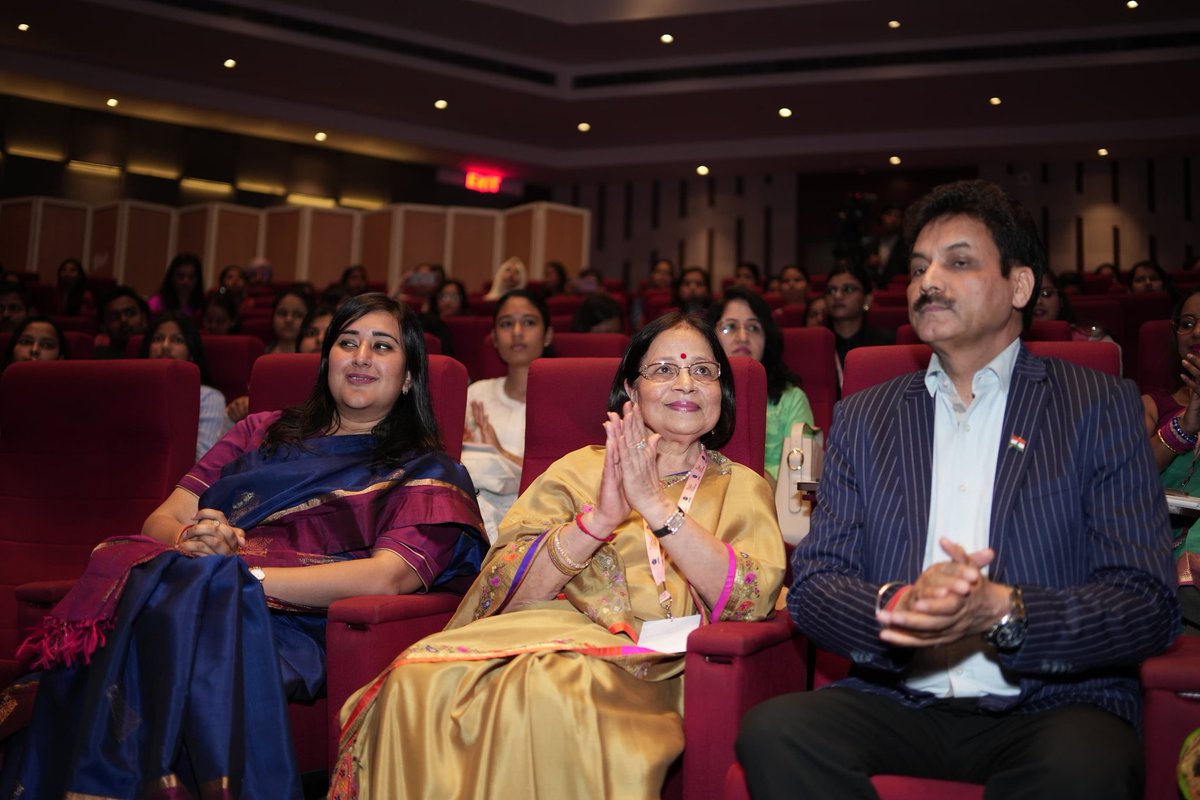 पीएचडी हाउस, नई दिल्ली में अंतर्राष्ट्रीय महिला दिवस के अवसर पर आयोजित 'Gender Parity Summit' में प्रतिभाग किया व 'नारी और विकास' विषय पर अपने विचार प्रस्तुत किए।

कार्यक्रम के सफल आयोजन हेतु @phdchamber का हार्दिक आभार व्यक्त करती हूँ।

#InternationalWomensDay2024