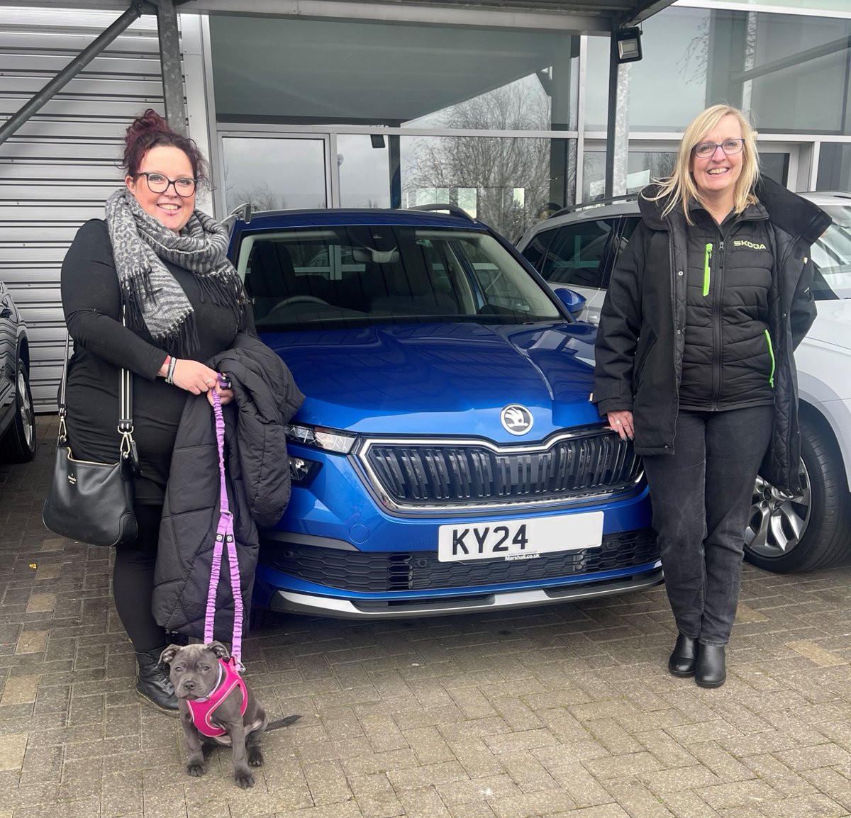MarshallSKODA's tweet image. Congratulations to Barbra Hurley-Brydon and her four-legged companion, Margo 🐕‍🦺 on collecting their brand-new #24Reg Kamiq from Tara Russell, Sales Executive at Marshall #Skoda #Milon Keynes!

Enjoy your new car! #marshallmoments #skodadogs