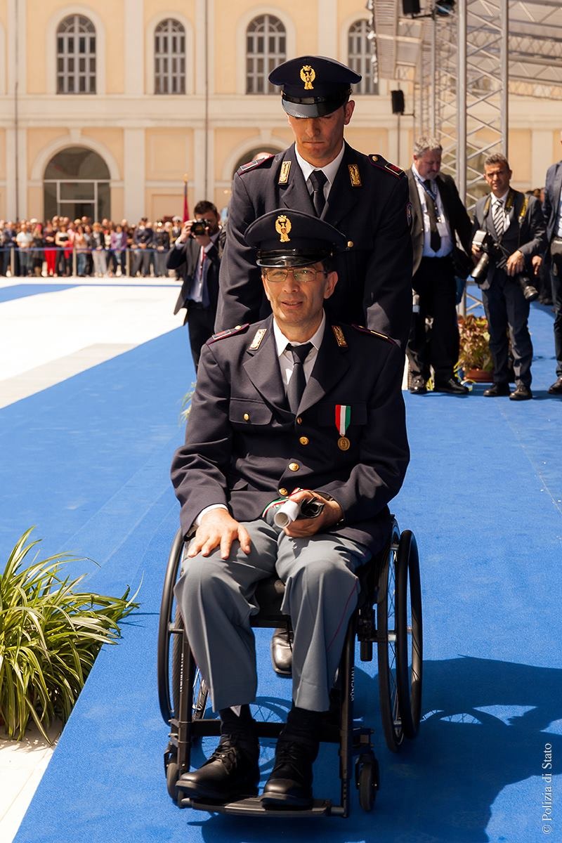 poliziadistato's tweet photo. Ci ha lasciato oggi Nicola Barbato sovrintendente #PoliziadiStato che nel 2015, in servizio alla #SquadraMobile di Napoli, fu gravemente ferito da un appartenente alla camorra che gli sparò alla schiena. Rimase tra la la vita e la morte per molti giorni #9marzo #pernondimenticare https://t.co/NOsxYYg94z