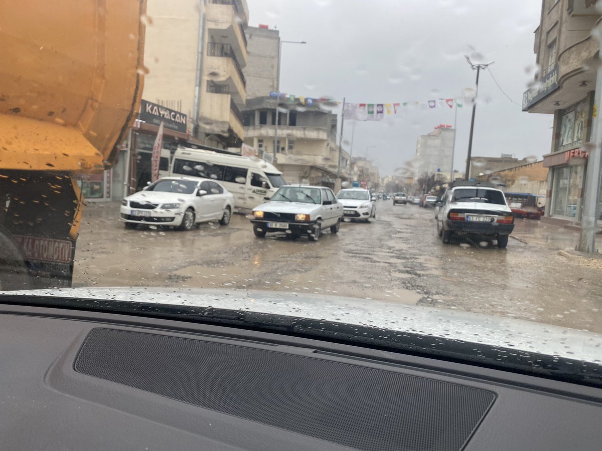 Suruç, tarımsal alanda ülke ekonomisine katkısıyla, tarihi ve kültürel zenginlikleriyle, doğal güzellikleri, turistik yerleri ve yemekleriyle meşhur olan kadim ilçemizin hali bu şekilde olmamalı.