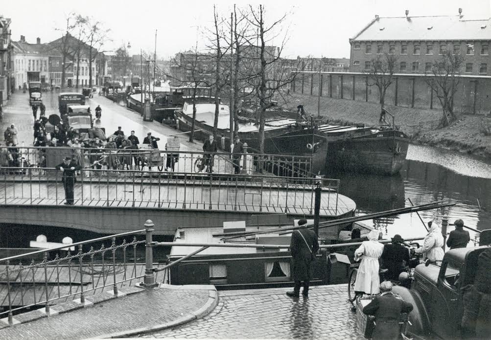 #Utrecht. Gezicht op de geopende #Vaaltbrug over de #BiltscheGrift op de #Wittevrouwensingel in 1950. (Foto L. H. Hofland) In 1960 werd de #draaibrug vervangen door een #ophaalbrug, waardoor ook bredere schepen het #vaaltterrein konden bereiken.