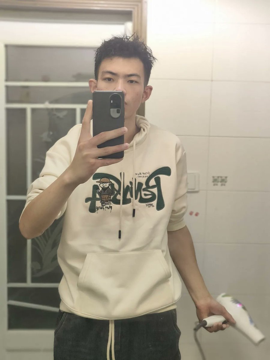原创坏坏男孩，体育馆认识的，聊的挺多，痞帅有点坏会打女朋友哪种，身材瘦壮，这款有大哥喜欢的吗？#原创直男 #直男调教  #张扬 #直男体育生  #吴伟队长 ＃直男 ＃金主 #直男诱惑 #直男资源 ＃直男飞机  #直男控  #直男牛  #直男m  #直男牛 ＃乐仔