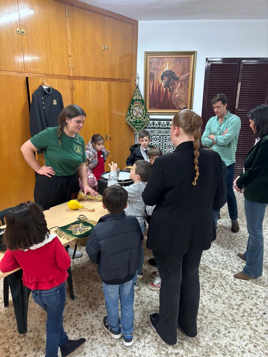pasoyesperanza's tweet photo. [👦🏻👧🏻CONVIVENCIA INFANTIL] Nuestros pequeños archicofrades conocen los instrumentos de la mano de componentes de @bmESPERANZA. ¡Quién sabe si dentro de poco formarán parte de ella!😍
#CofradíasMLG https://t.co/WM485ZIeVn