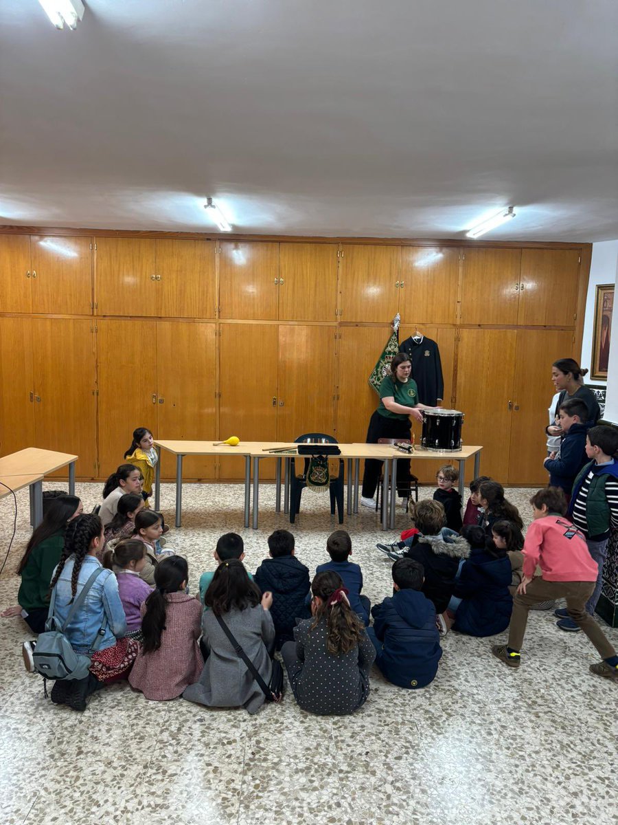 pasoyesperanza's tweet photo. [👦🏻👧🏻CONVIVENCIA INFANTIL] Nuestros pequeños archicofrades conocen los instrumentos de la mano de componentes de @bmESPERANZA. ¡Quién sabe si dentro de poco formarán parte de ella!😍
#CofradíasMLG https://t.co/WM485ZIeVn